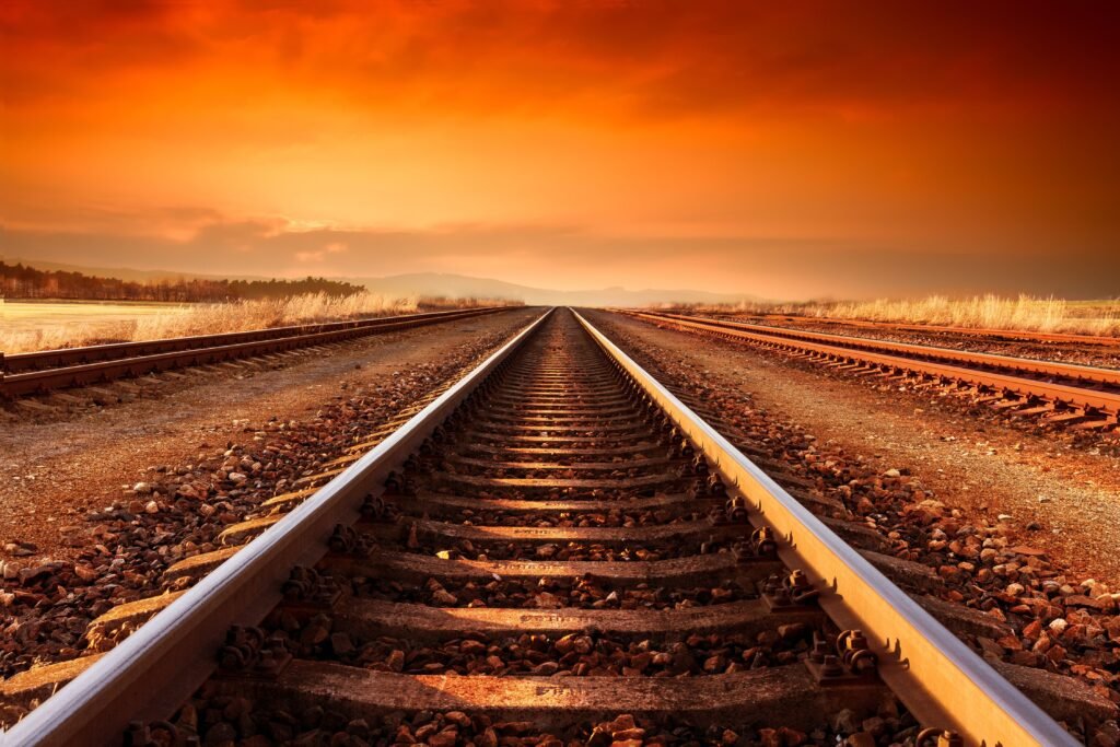 Trilho de trem em um final de tarde.