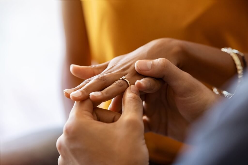 Pessoa colocando aliança.