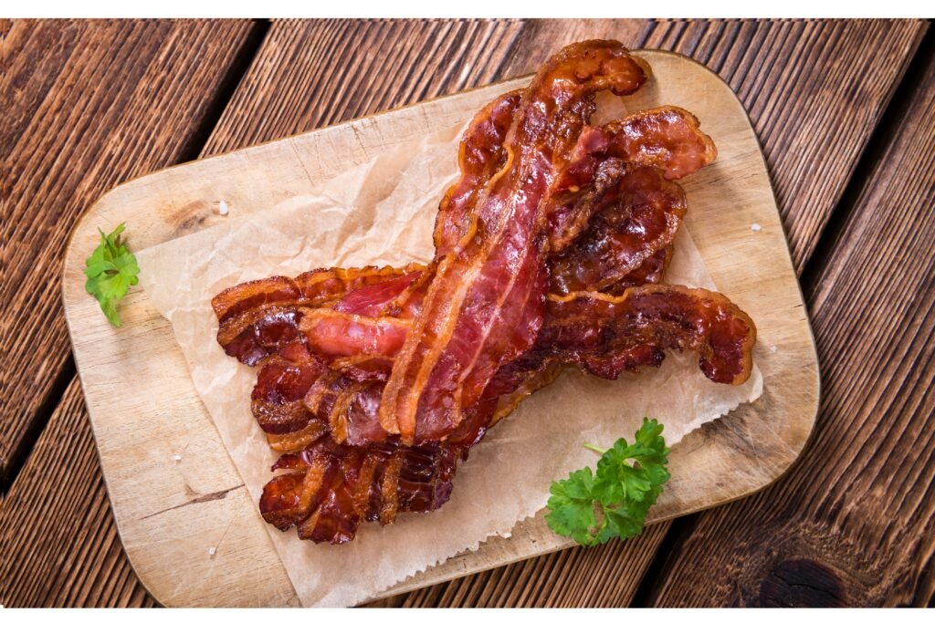 Diversas tiras fritas de bacon.