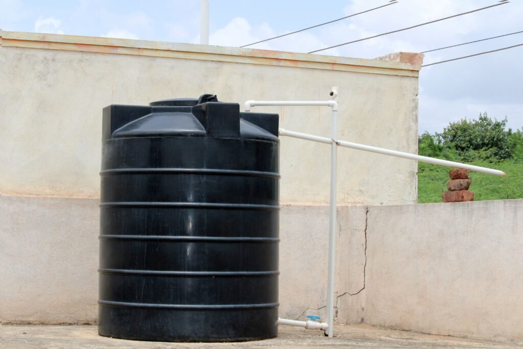 Caixa d'água preta.