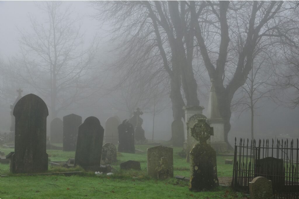 Névoa em um cemitério.