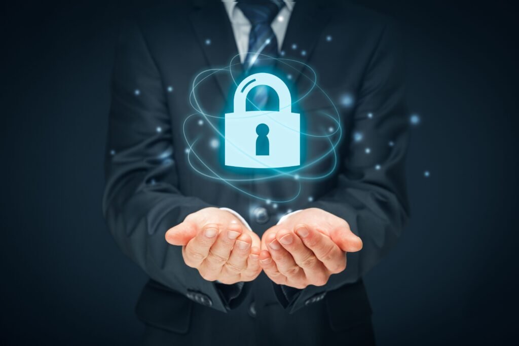 Ilustração de um cadeado com um executivo segurando.