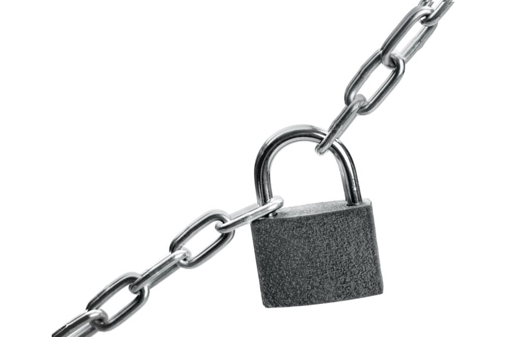Cadeado e correntes.