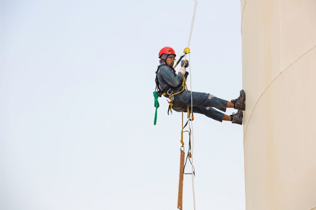 Homem trabalhando em um local alto. 