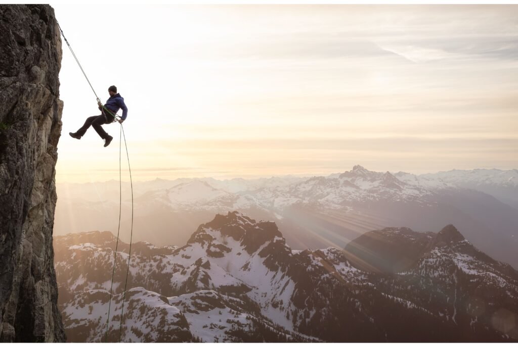 Alpinista descendo de uma montanha.