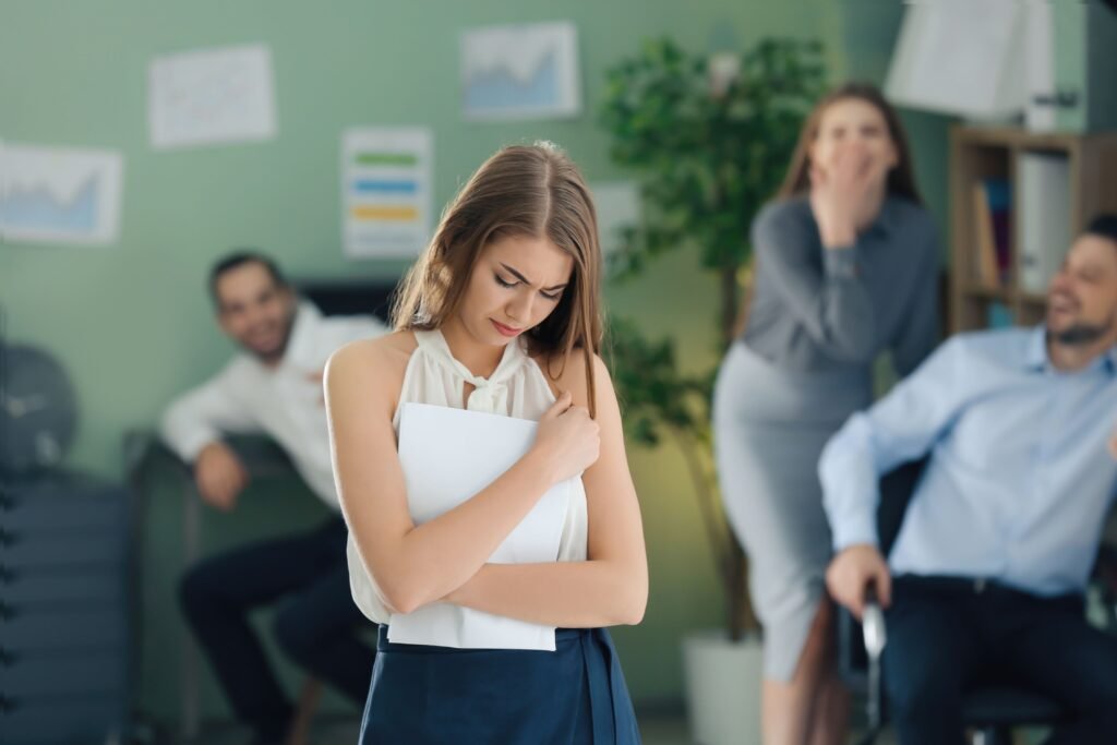 Pessoas rindo de uma mulher.