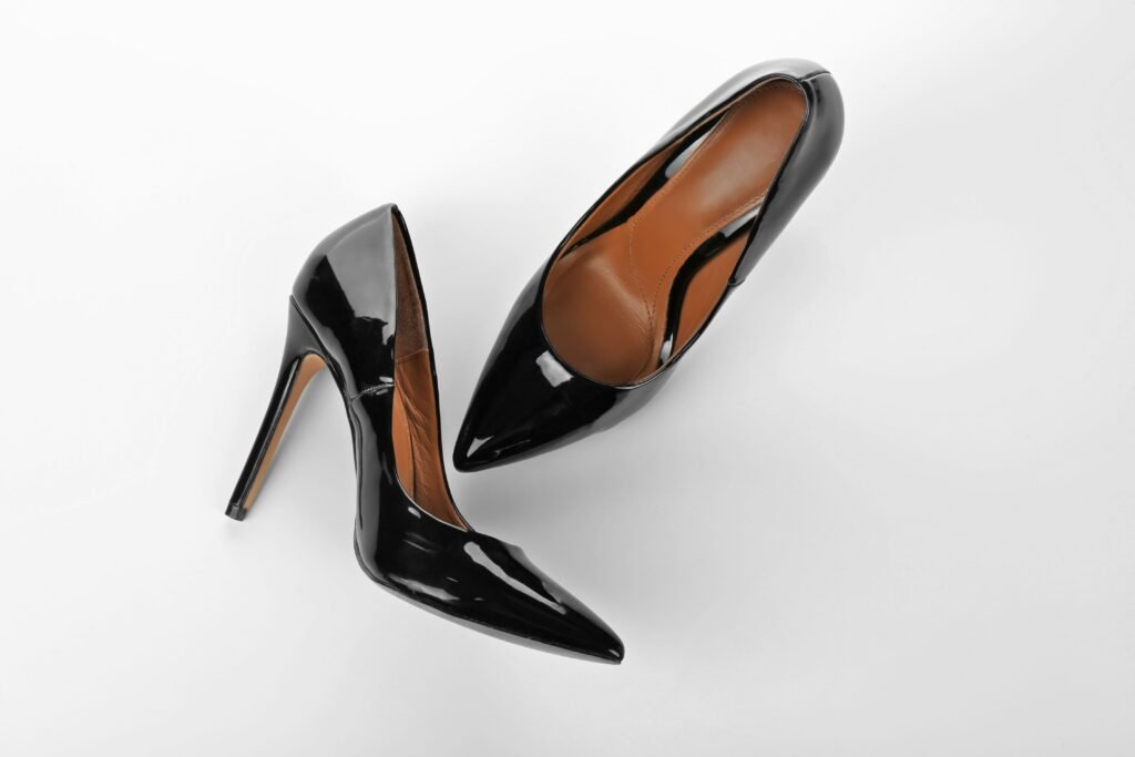 Dois saltos pretos em um fundo branco.