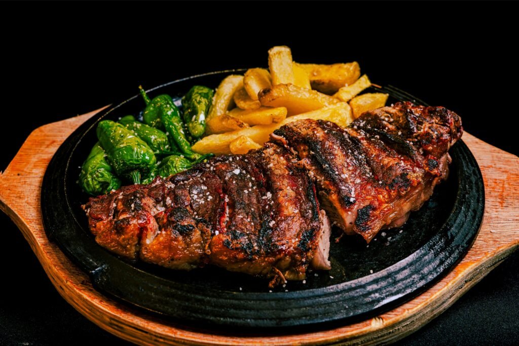 Bife de porco em uma tábua. 