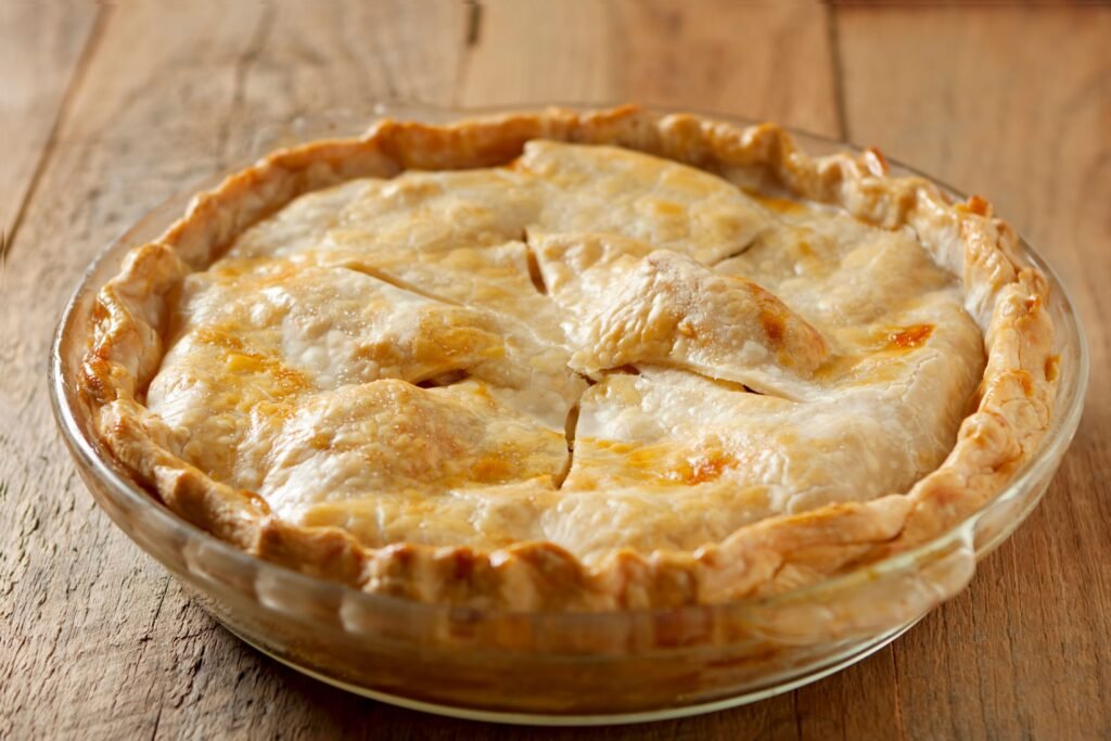 Torta de maçã em uma mesa de madeira. 