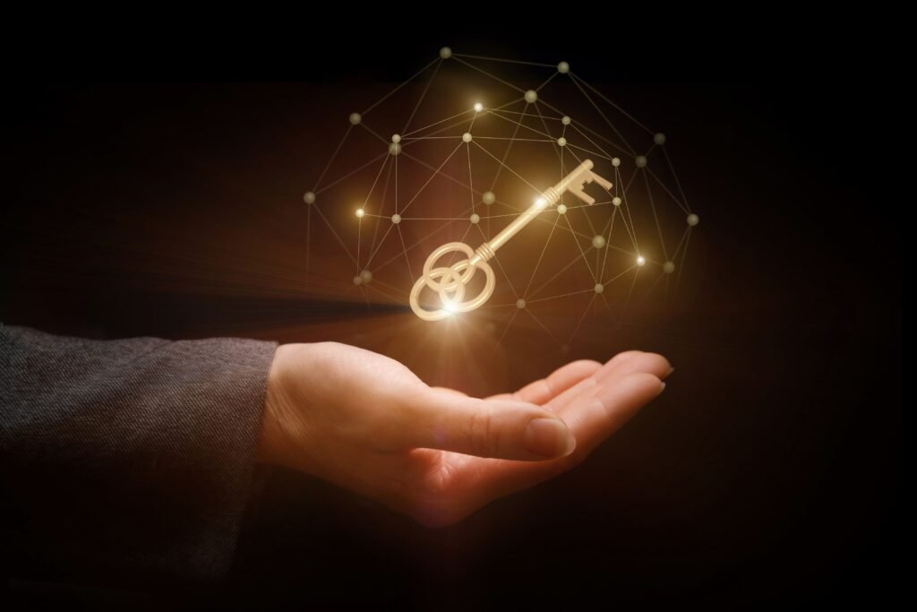 Pessoa com uma chave de ouro na mão.