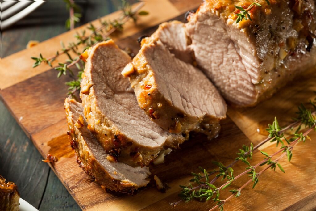 Carne de porco em tábua de madeira.
