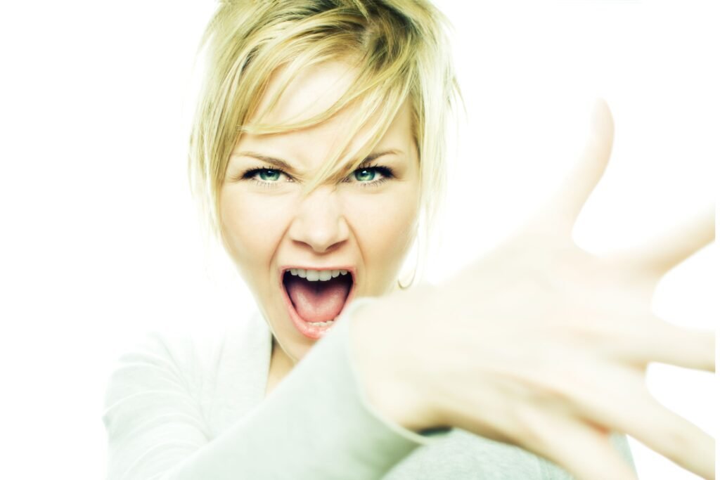 Mulher dando tapa em alguém.