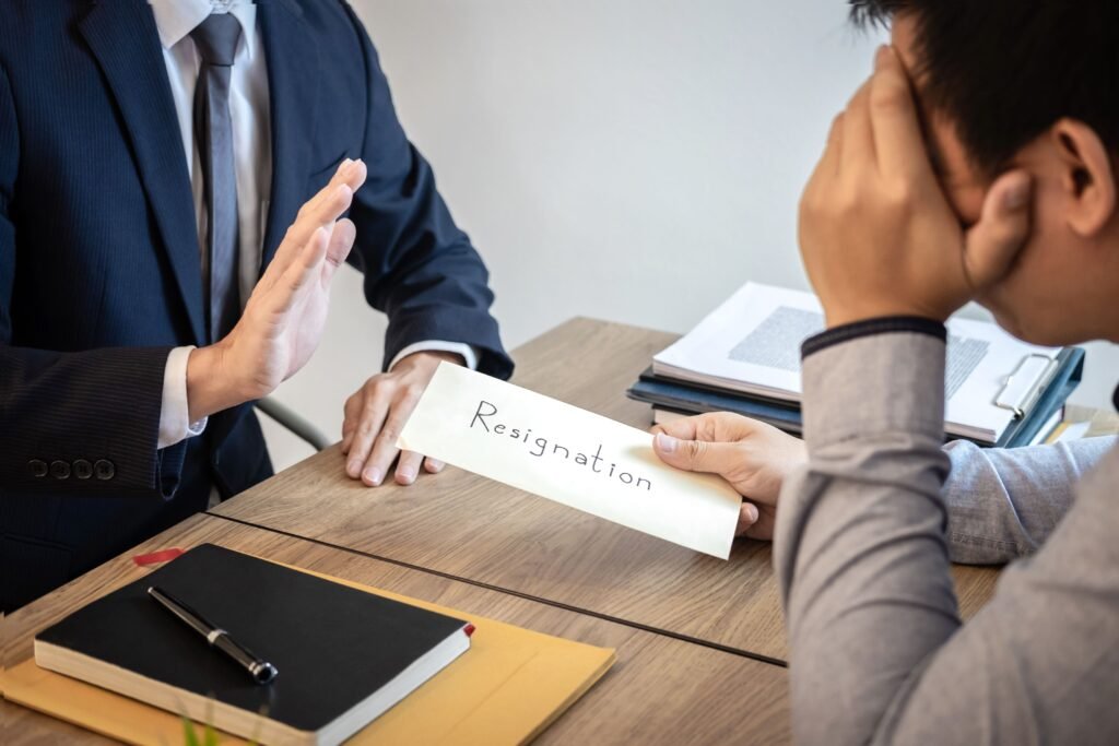 Chefe demitindo um funcionário.
