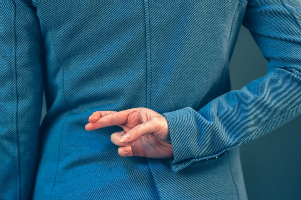 Pessoacruzando os dedos.