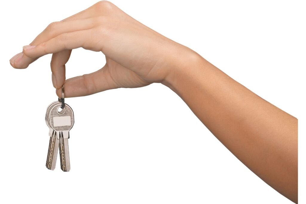 Pessoa segurando molho de chaves.