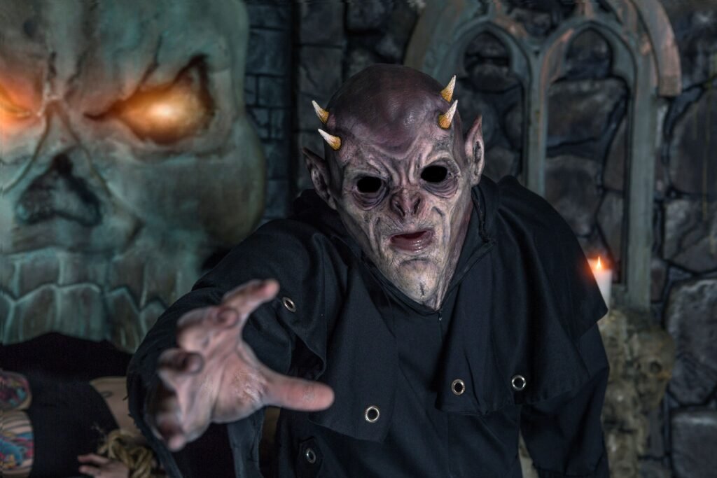 Pessoa com uma máscara de criatura.