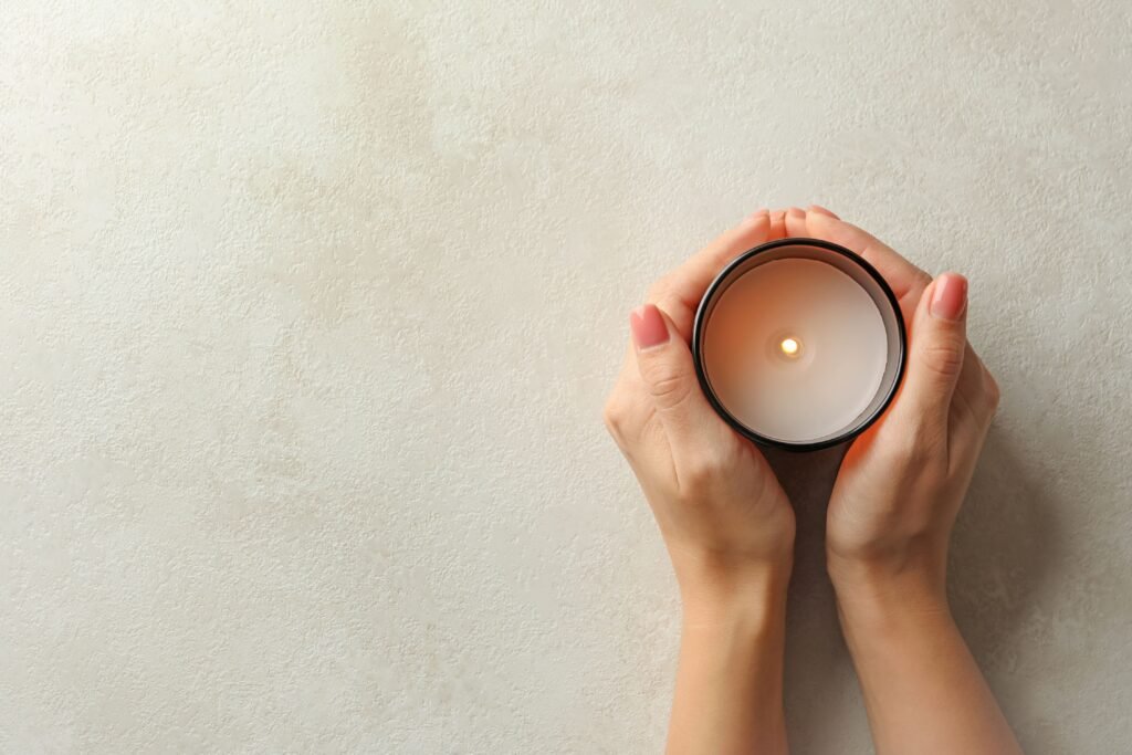 Mulher segurando uma vela.