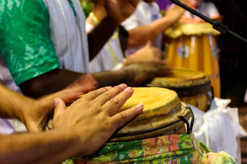 Pessoas tocando atabaque.