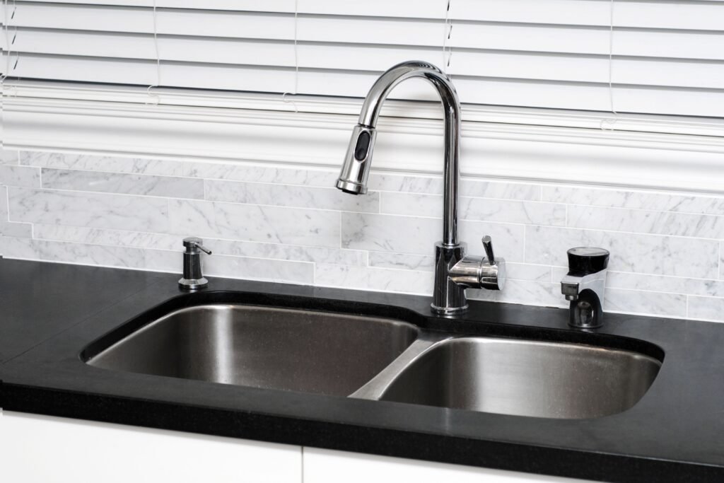 Pia de cozinha preta.