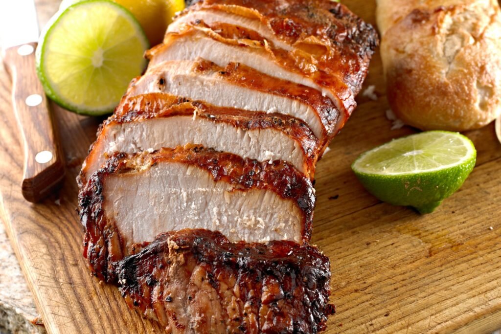 Carne de porco com limões ao lado.