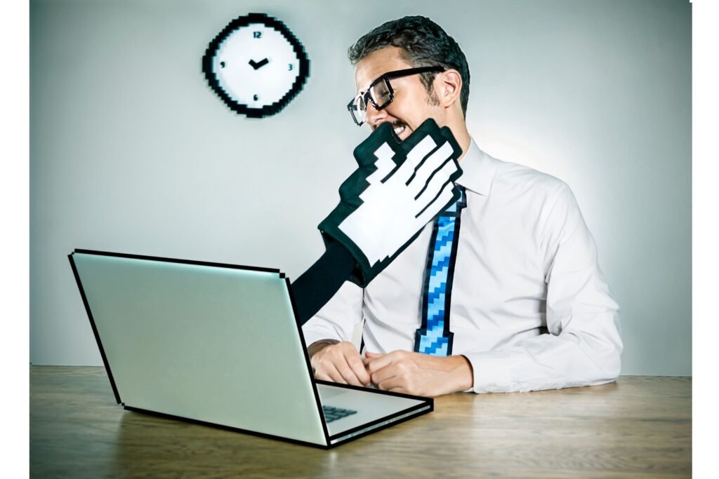 Ilustração de um notebook dando tapa em um homem.