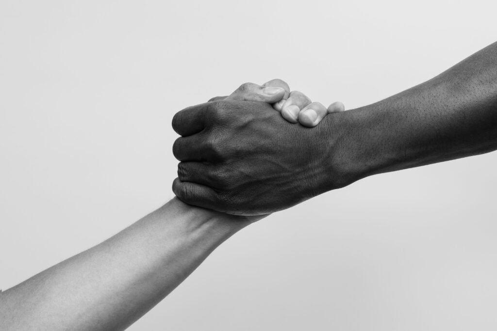 Pessoa segurando a mão da outra.