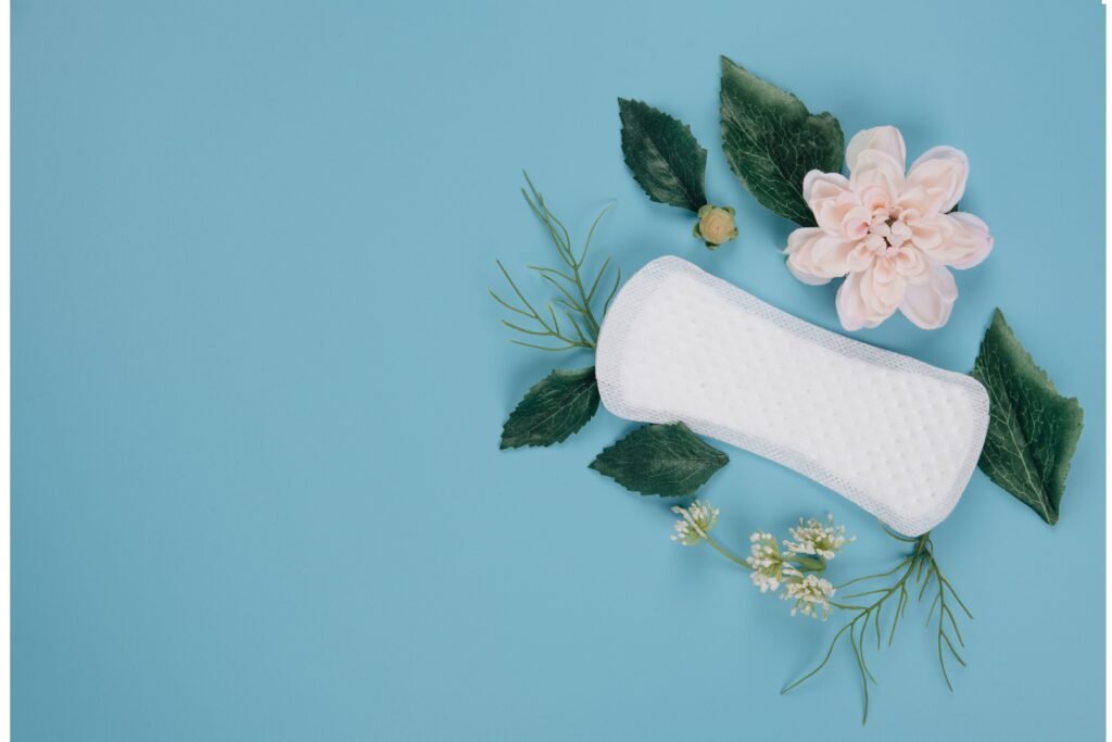 Absrvente e flores em um fundo azul.