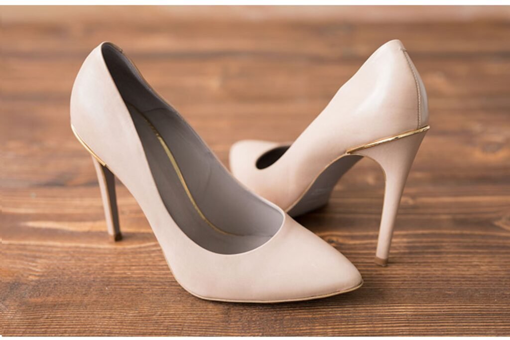 Dois saltos altos em um chão de madeira. 