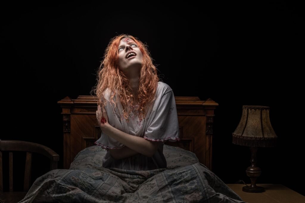 Mulher sendo possuída. 