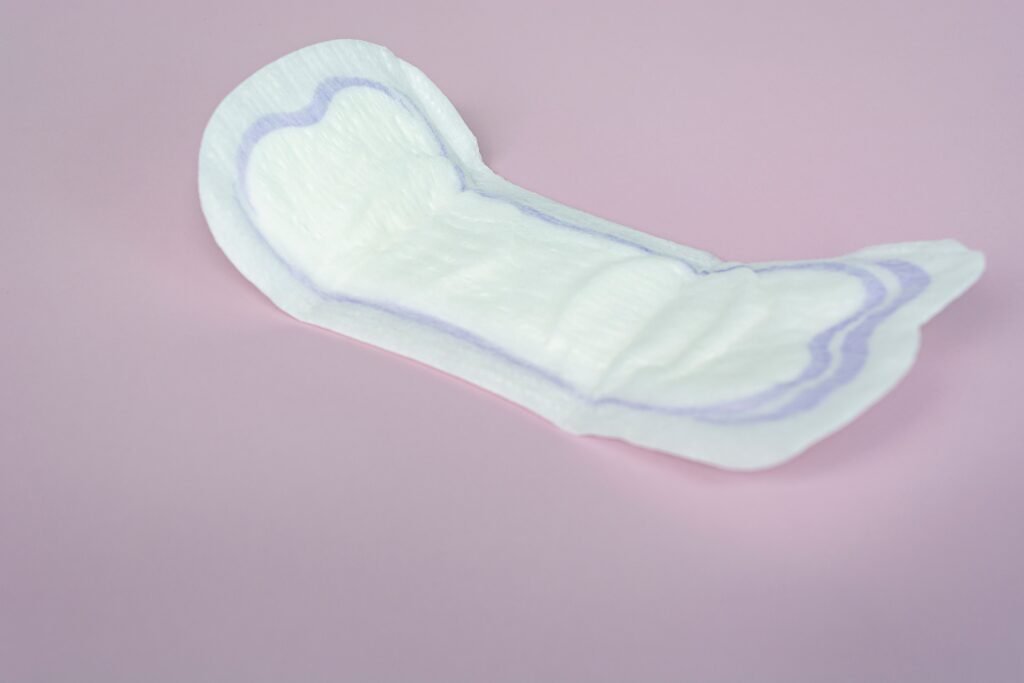 Absorvente aberto em um fundo branco.