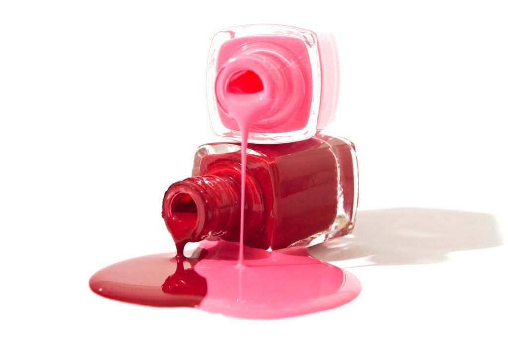 Esmaltes vermelho e rosa. 