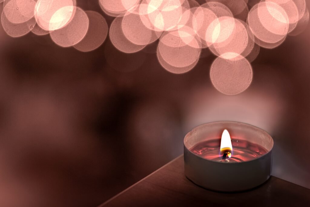 Vela acesa em uma mesa.