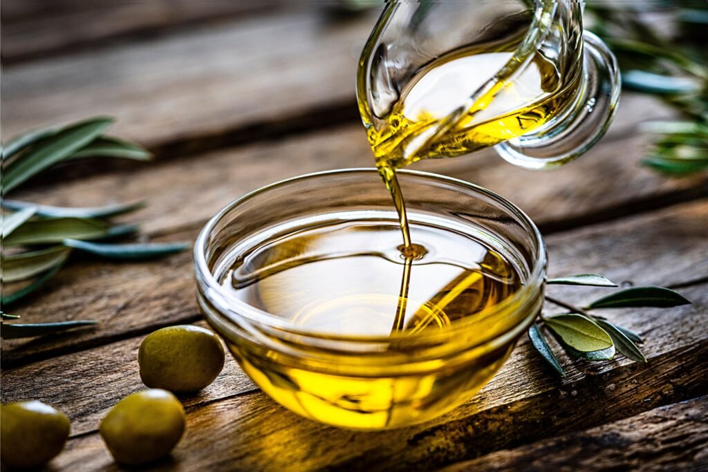 Óleo de azeite em um pote.
