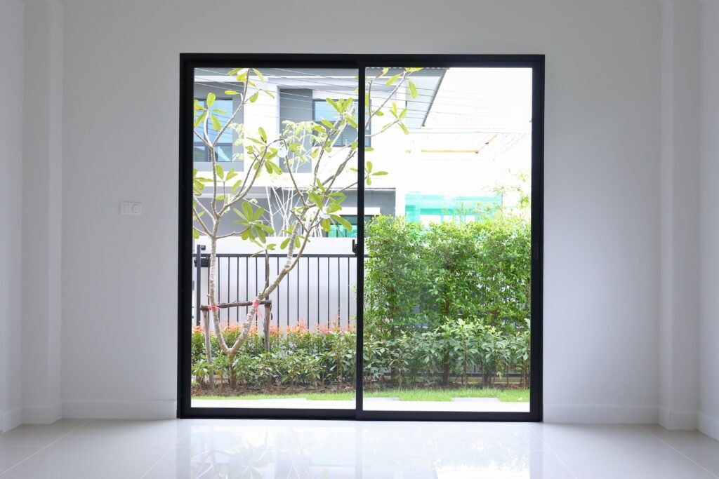 Porta de vidro em uma casa.