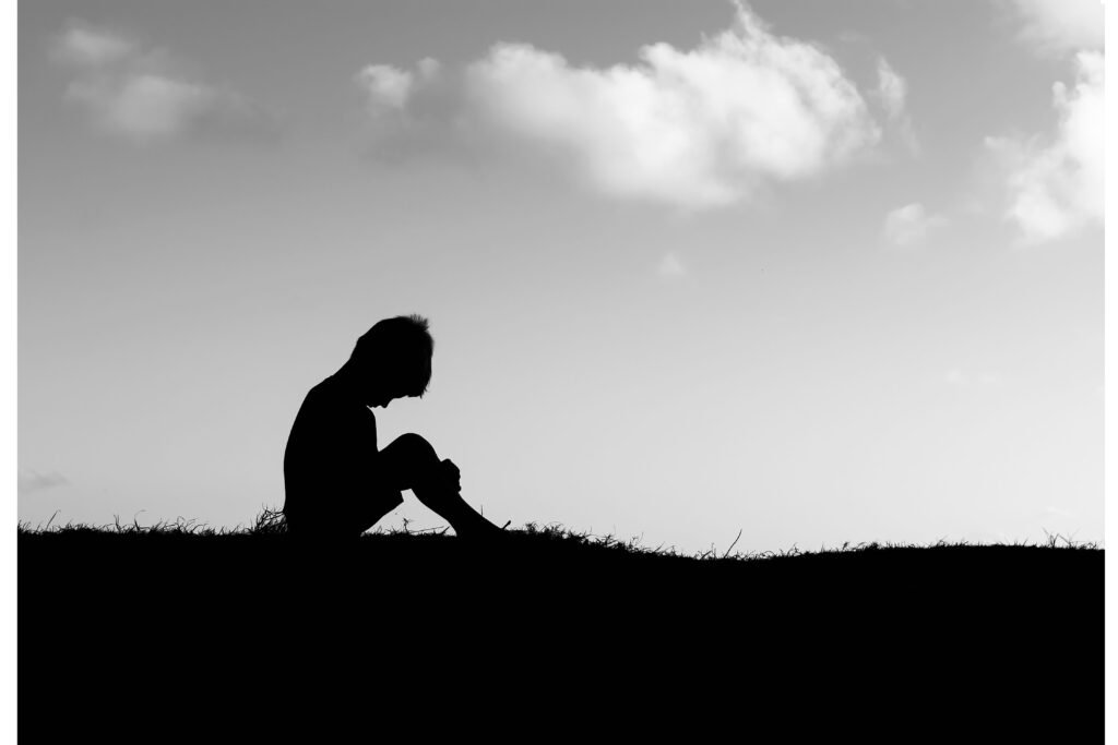 Sombra de uma criança cabisbaixa. 