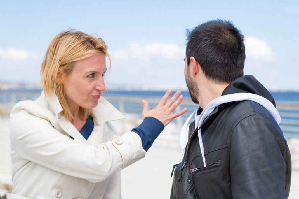 Mulher loira dando um tapa em um homem. 
