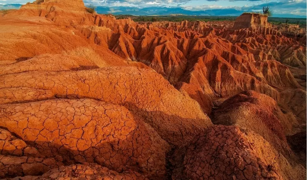 montanha de terra vermelha