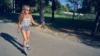 mulher andando de patins