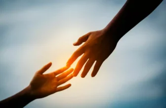 foto de duas mãos se tocando