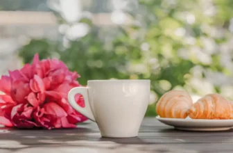 Sonhar com xícara: quebrada, de café, de chá, caindo, branca e mais!
