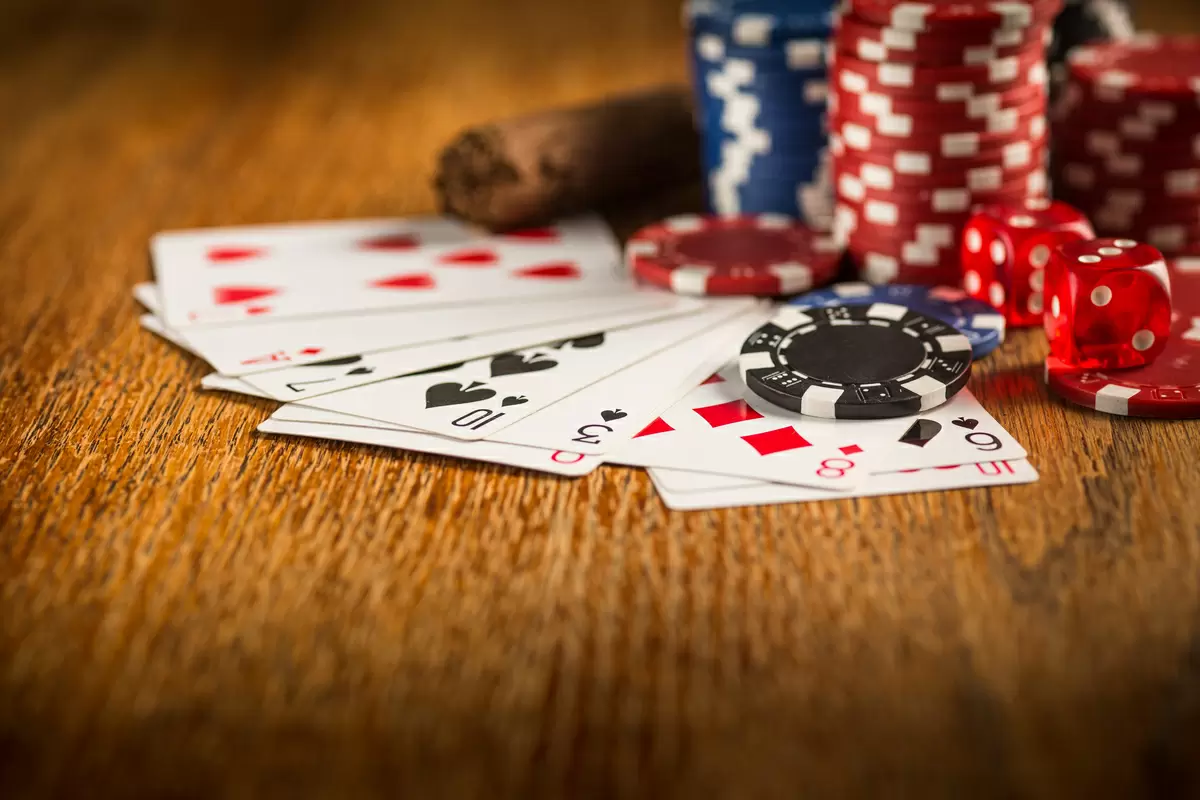 foto de cartas em uma mesa