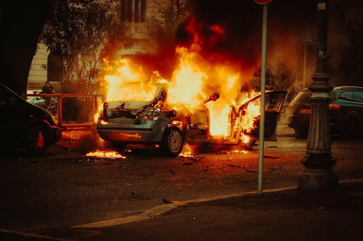 foto de carro em chamas