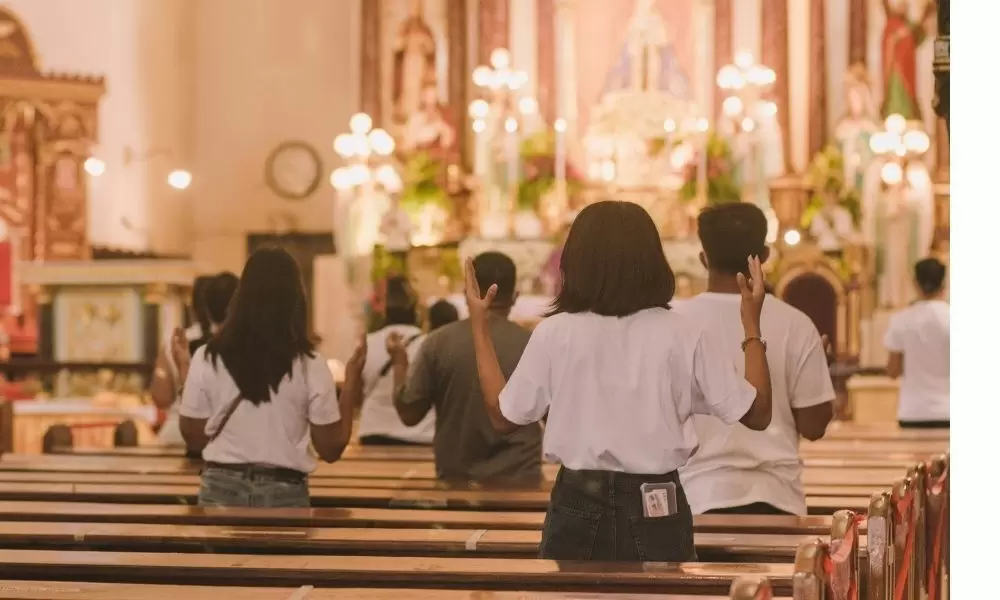 igreja durante missa