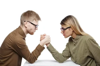 homem e mulher apertando as mãos
