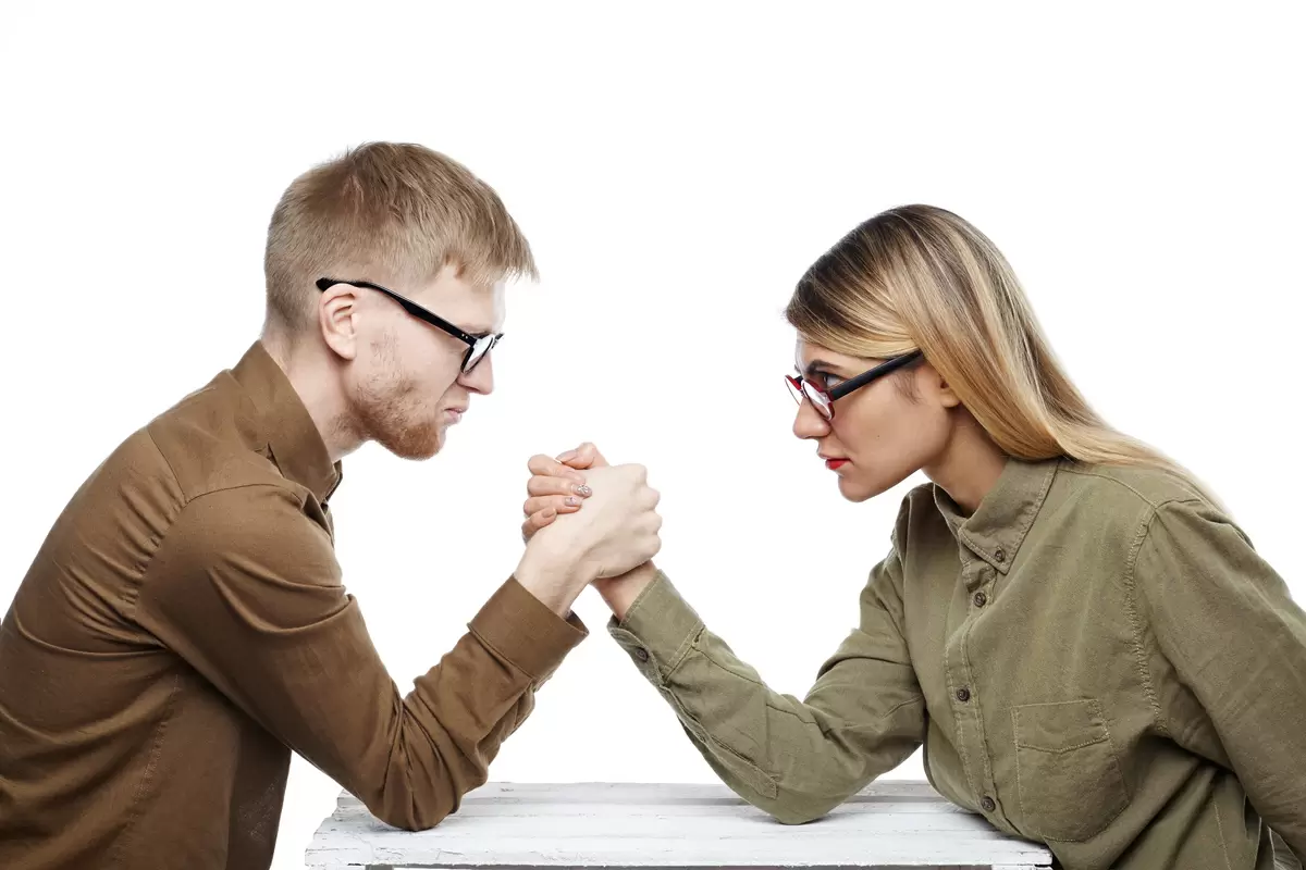 homem e mulher apertando as mãos