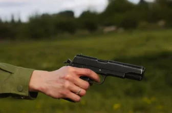 homem segurando arma