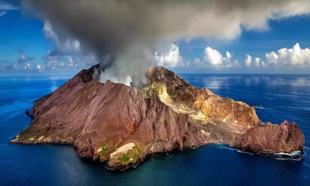 foto de vulcão em erupção