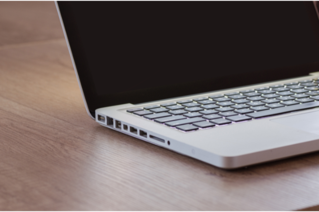 Notebook branco na mesa.