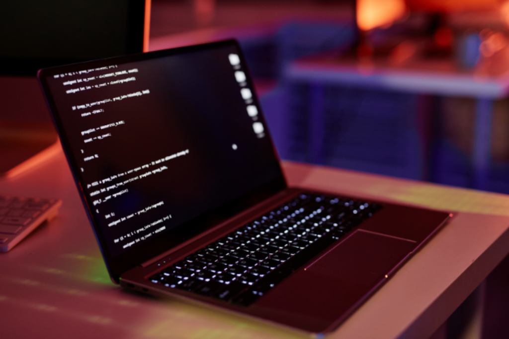Notebook preto na mesa.