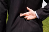 O que significa sonhar com falsidade? Na família, no trabalho e mais!
